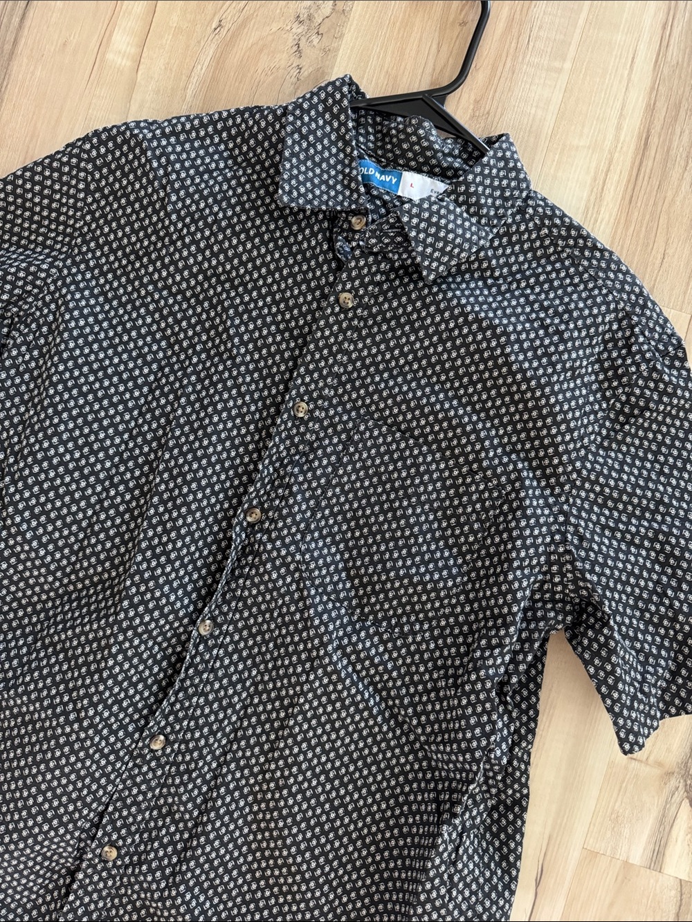 Old Navy Black Short-Sleeve Button-Down Shirt with White Micro Print